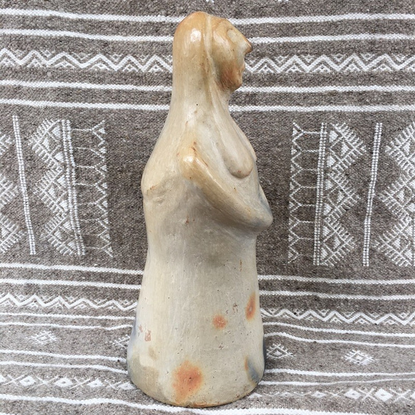 セジュナンの土器　穏やかにそして優し気に祈る母の像 