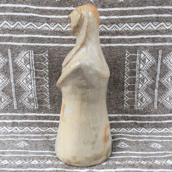 セジュナンの土器　穏やかにそして優し気に祈る母の像 