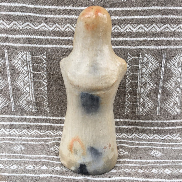 セジュナンの土器　穏やかにそして優し気に祈る母の像 