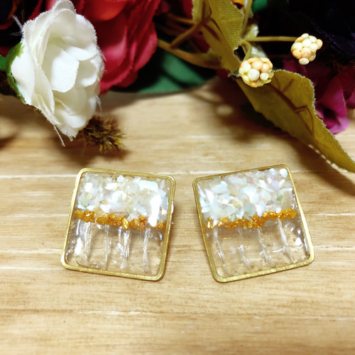 ピアス、ボールパイソン蛇の抜けがら、天然石、パール仕上げです ピアス、ボールパイソン蛇の抜けがら、天然石、パール仕上げです