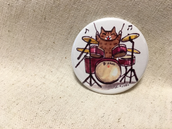 ドレミかんぱにー　楽器シリーズ　缶バッジ「ドラム」　キジ猫　直径44㎜　絵:彬香子 1枚目の画像
