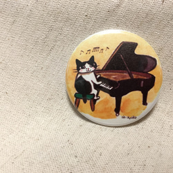 ドレミかんぱにー　楽器シリーズ　缶バッジ「グランドピアノ」　ハチワレ猫　直径44㎜　絵:彬香子 1枚目の画像