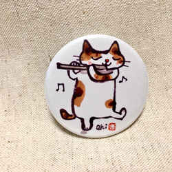 ドレミかんぱにー　楽器シリーズ　缶バッジ「フルート」三毛猫　直径44㎜　絵:彬香子 1枚目の画像