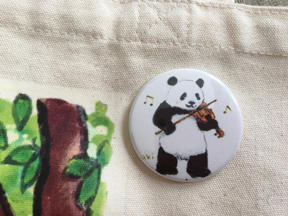 缶バッジ「バイオリン弾きのパンダ」　直径44㎜　絵:彬香子 1枚目の画像
