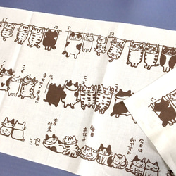 手染め日本手ぬぐい　焦げ茶色　猫がいっぱいの横柄　　ドレミかんぱにー 3枚目の画像