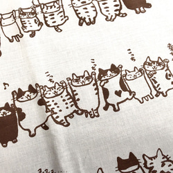 手染め日本手ぬぐい　焦げ茶色　猫がいっぱいの横柄　　ドレミかんぱにー 5枚目の画像