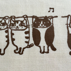 手染め日本手ぬぐい　焦げ茶色　猫がいっぱいの横柄　　ドレミかんぱにー 6枚目の画像