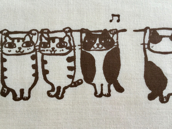 手染め日本手ぬぐい　焦げ茶色　猫がいっぱいの横柄　　ドレミかんぱにー 6枚目の画像