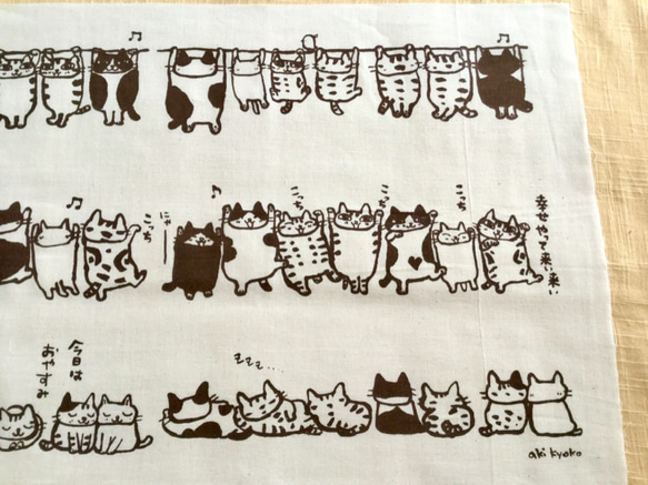 手染め日本手ぬぐい　焦げ茶色　猫がいっぱいの横柄　　ドレミかんぱにー 7枚目の画像