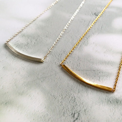 洗練の輝き＊エレガントカーブバーネックレス（シルバー