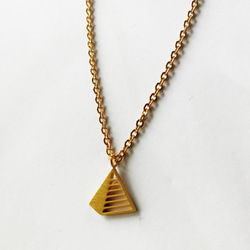 ジオメトリックピラミッド　ゴールドステンレスネックレス 1枚目の画像