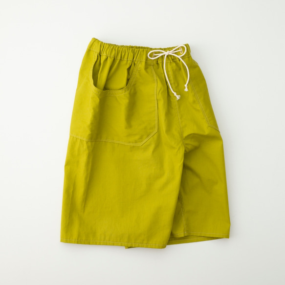 長く着れる子供服／黄緑のキュロットパンツ／ハーフパンツ／短パン／①サイズ（120cm〜140cm） 1枚目の画像