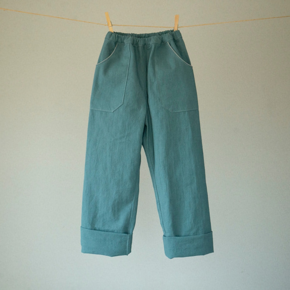 長く着れる子供服／コットンリネン、ブルーのゆったりストレートパンツ（120cm〜140cmくらい） 1枚目の画像