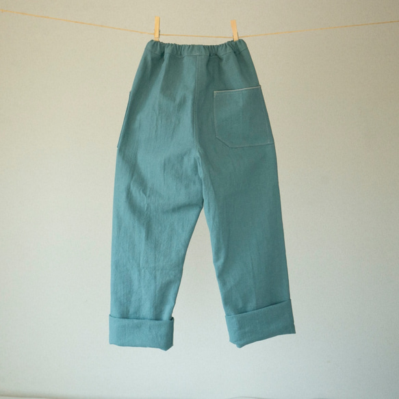 長く着れる子供服／コットンリネン、ブルーのゆったりストレートパンツ（120cm〜140cmくらい） 2枚目の画像