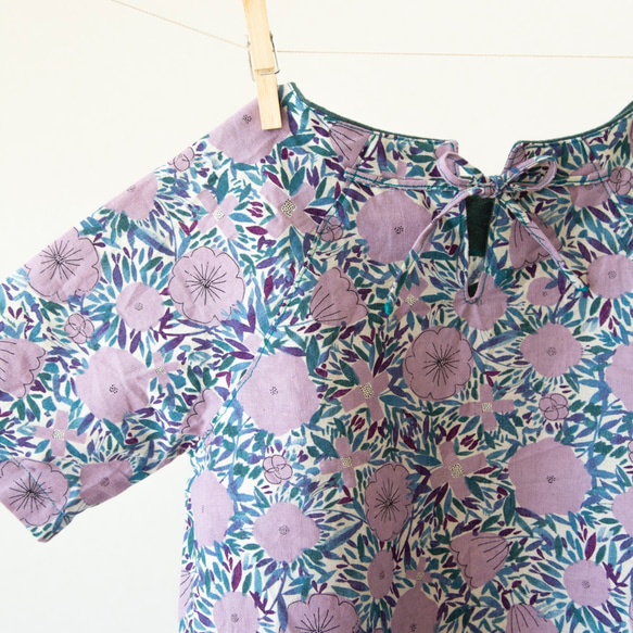 紫の大きめ花柄／五分袖ラグランスリーブシャツ 2枚目の画像