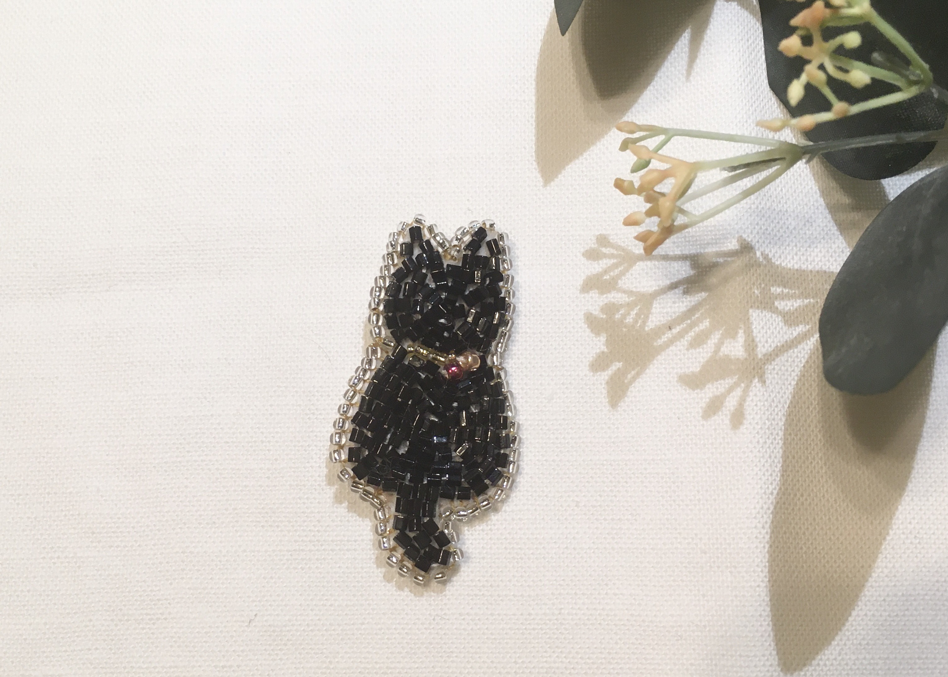 黒ねこのビーズ刺繍ブローチ | Usamaki