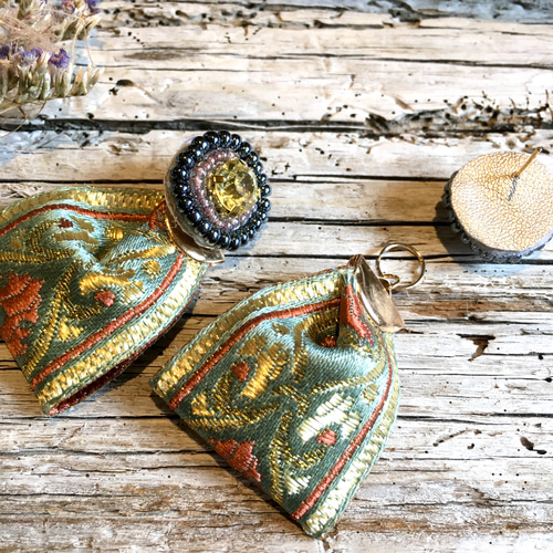 1499 新作*華やかインド刺繍リボン*ビーズ刺繍*アシメピアス・イヤリング 2023.ビーズ刺繍 インド刺繍リボン ピアス イヤリング - kuromade