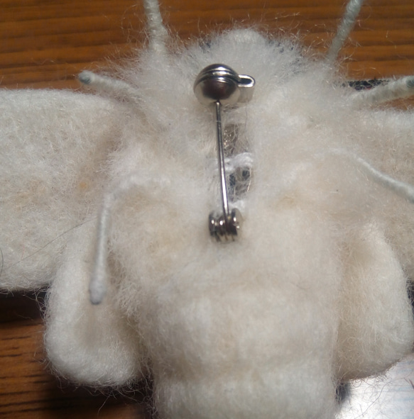 蚕蛾ピンバッジ　羊毛フェルト 2枚目の画像