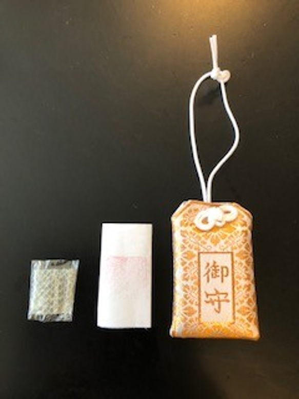 白蛇 抜け殻 御守り アート作品 鞄 小物 大切なもの ブレスレット 