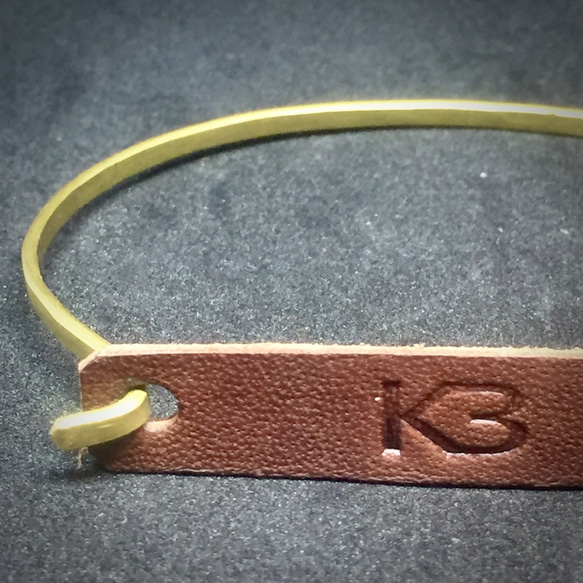 革アクセサリー【K3 ロゴ刻印入　革ブレスレット】　焦茶 × 真鍮 2枚目の画像