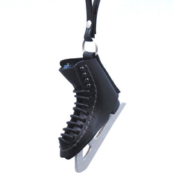 スケート靴の大きなバッグチャーム　黒＋銀ブレード　ストラップ付き　本革製 1枚目の画像