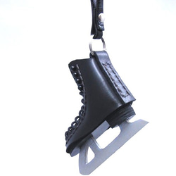 スケート靴の大きなバッグチャーム　黒＋銀ブレード　ストラップ付き　本革製 2枚目の画像