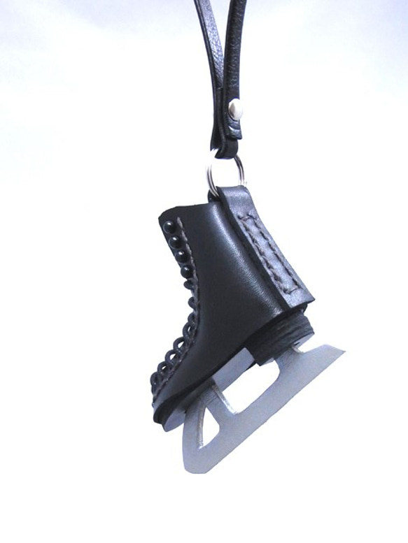 スケート靴の大きなバッグチャーム　黒＋銀ブレード　ストラップ付き　本革製 2枚目の画像