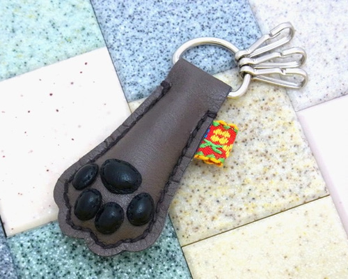 限定！即納！GUCCI キーリングチャーム プレイフル ぷにぷに肉球 猫のぷにぷに肉球キーホルダー ブロンズ キーリング コサチ