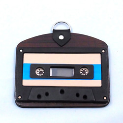 リアルサイズ☆カセットテープモチーフ　社員証入れ　ブルー（本革製） 1枚目の画像