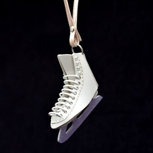 スケート靴の大きなバッグチャーム 白 シャンパンゴールド色ストラップ