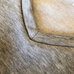 Vネックドロップショルダープルオーバー/テンセル混裏毛ニット（杢グレー） 3枚目の画像