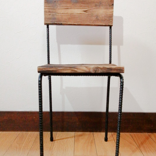 クールな鉄筋溶接スツール チェア 背もたれ椅子 焼き板加工  