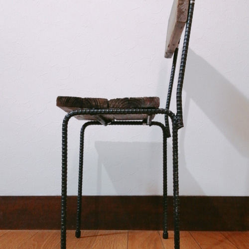 クールな鉄筋溶接スツール チェア 背もたれ椅子 焼き板加工  