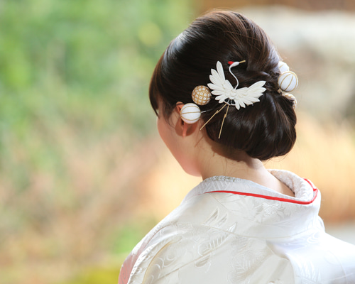 #167 つまみ細工髪飾り【白、金、鶴】成人式、卒業式、婚礼、白無垢 167 つまみ細工髪飾り【白、金、鶴】成人式、卒業式、婚礼、白