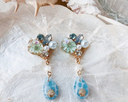 水中花と貝のキラキラピアス（ブルー） ピアス（スタッド・一粒