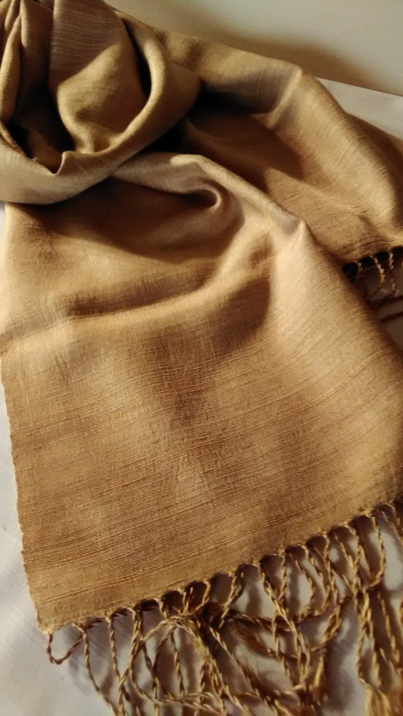【秋ハンドメイド2020】手織り紬の絹ショール　草木染め　からし色 2枚目の画像