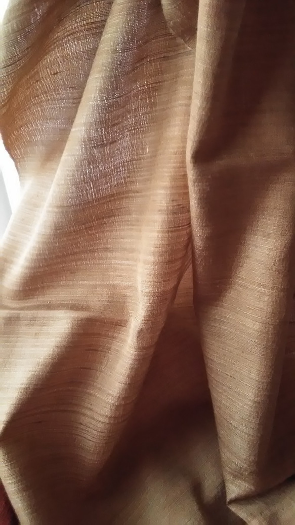 【秋ハンドメイド2020】手織り紬の絹ショール　草木染め　からし色 6枚目の画像