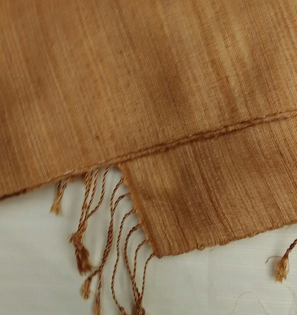 【秋ハンドメイド2020】手織り紬の絹ショール　草木染め　からし色 8枚目の画像