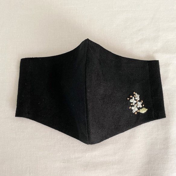 お花の刺繍マスク レディースサイズ ブラック リネン 2枚目の画像