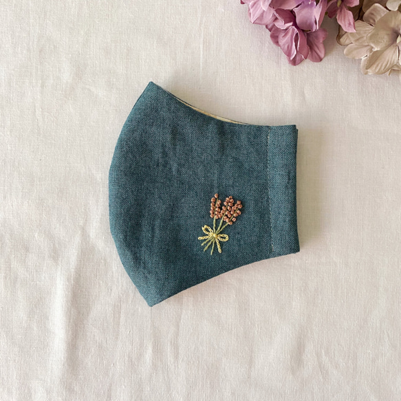 お花の刺繍マスク レディースサイズ ブルー リネン 1枚目の画像