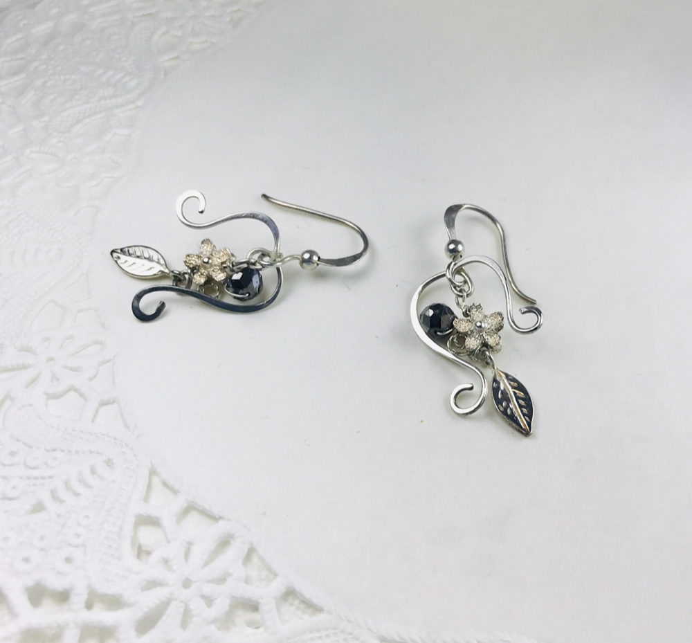 ブラックダイヤモンド揺れるピアスsilverで