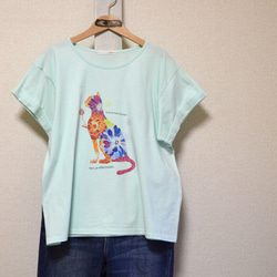 【ネコとアネモネ】プリントTシャツ・ライトミント 2枚目の画像