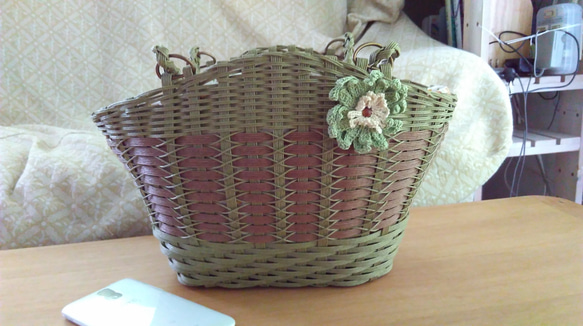 かけ編みの草花かごバッグ 1枚目の画像