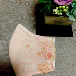 シルクマスク ゴージャス♪No.35  ノーズワイヤー入り　サーモンピンクのバラとキラキラ光るリボン刺繍 2枚目の画像