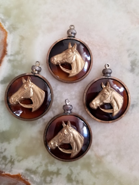 Brass charm brooch - L Horse O-07 | TAMARI ONLINE