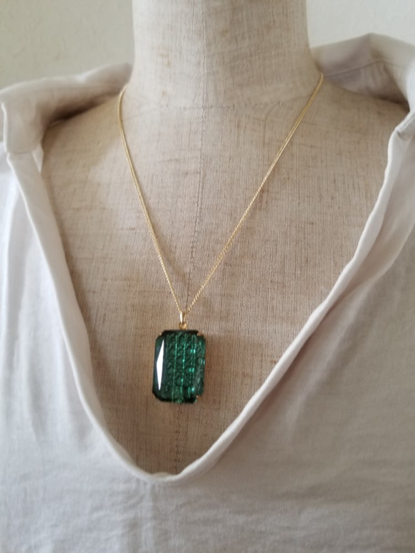 ドイツヴィンテージガラスBeautiful Tourmaline Green Gold　25×18㎜　セッティング付き 3枚目の画像