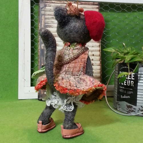 赤いベレー帽をかぶったブリティッシュショートヘア 人形 羊毛フェルト