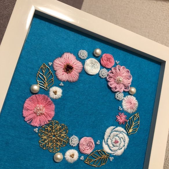 爽やか色の花リース刺繍・額入り 2枚目の画像