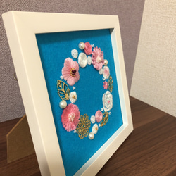 爽やか色の花リース刺繍・額入り 3枚目の画像