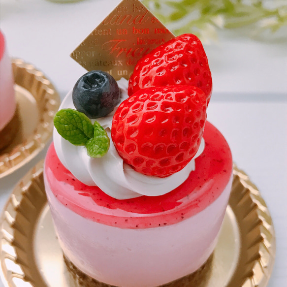 いちごムースケーキのメモスタンド プレゼントBOX付☆フェイクスイーツ ☆誕生日☆クリスマスプレゼント☆ 3枚目の画像